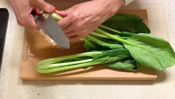 Prepare the Komatsuna: Wash and cut the komatsuna into 2-3cm pieces. If the root is dirty, remove a little bit.