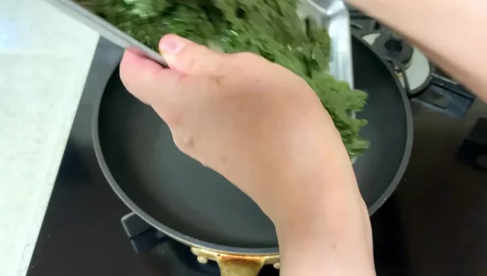 Add the seaweed to the hot pan without oil. Stir occasionally until the moisture evaporates and the seaweed is slightly lighter in color.