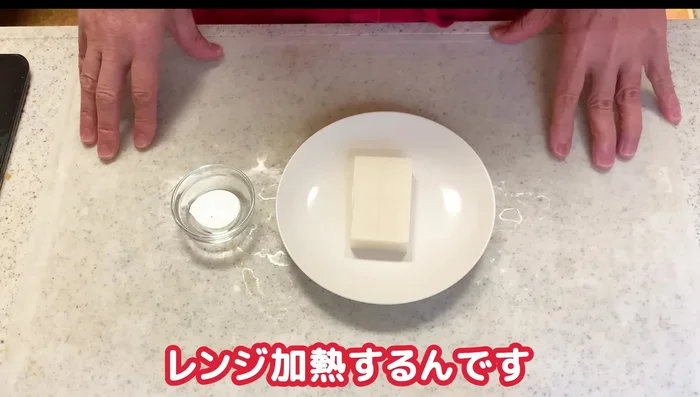 Prepare the mochi: Sprinkle about 1/2 tablespoon of water over 50g of cut mochi. Adding water prevents the mochi from drying out and ensures better mixing with the sesame coating.
