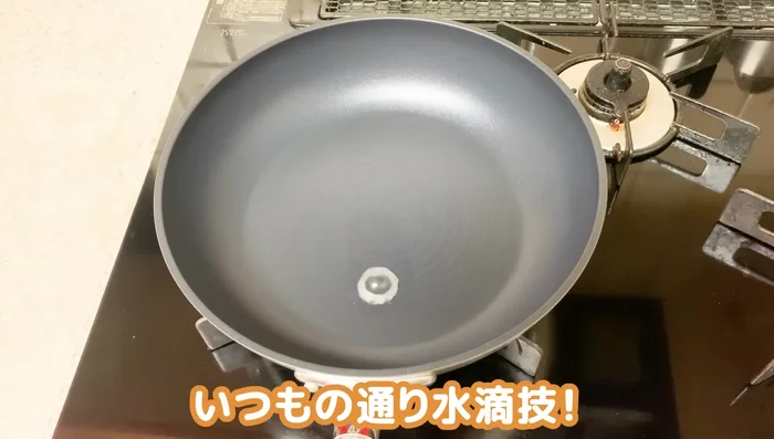 Heat a frying pan using the water drop method (add water, when it evaporates, the pan is hot). Add sesame oil.