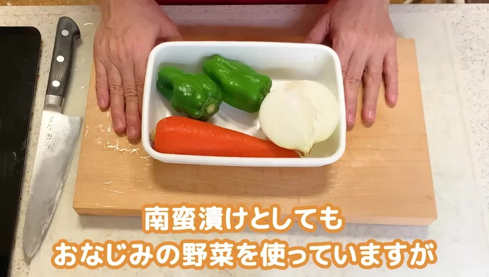Prepare the vegetables: Julienne the carrots, onions, and green peppers. You can use any vegetables you prefer.