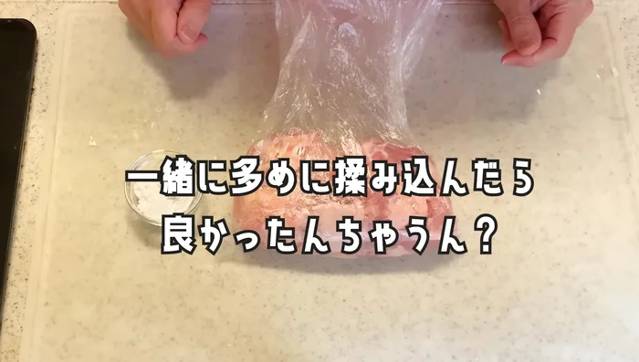 Add another layer of potato starch, sprinkling it on the surface.