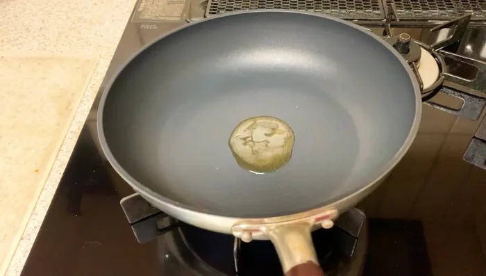 Heat sesame oil in a frying pan. Add cabbage and salt, stir-fry briefly.