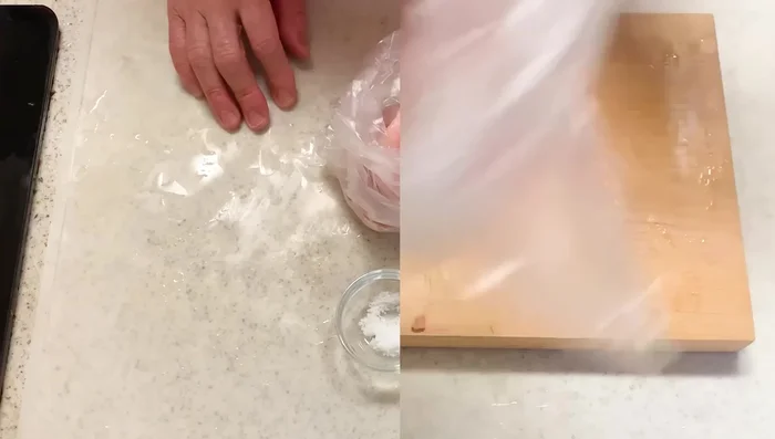 Place chicken in a plastic bag. Add salt and potato starch, rubbing it into the chicken.