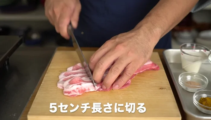 Cut the pork belly into thin slices, about 5cm long.