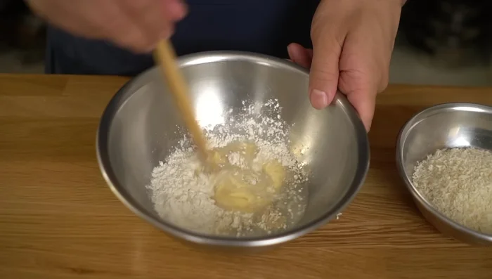 Prepare the batter: In a bowl, mix flour, water, mayonnaise, and pepper (188.519). This replaces the need for eggs and creates a crispy batter (160.56).