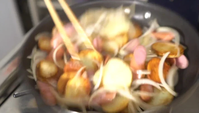 Mix the potatoes, sausages and onions together.