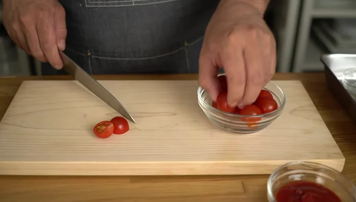 Prepare the sauce: Cut cherry tomatoes in half. Add ketchup, sugar, soy sauce, and grated daikon radish. Mix well.