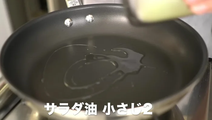 Heat oil in a frying pan. Fry the bacon until crispy, then set aside.