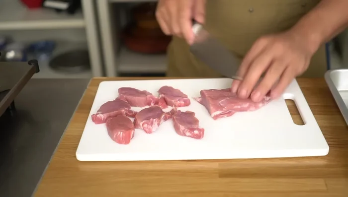 Cut the pork tenderloin into 1cm thick slices. Gently pound the slices with a knife to tenderize.