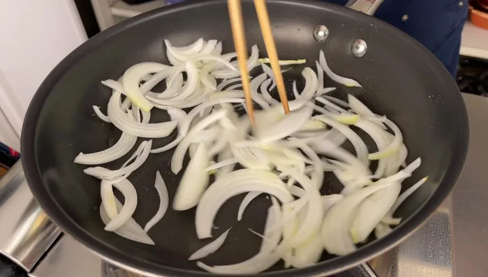 Heat oil in a frying pan. Add the onion and sauté until it softens slightly. Add the Chinese cabbage and fry until it reduces in size but maintains its shape.