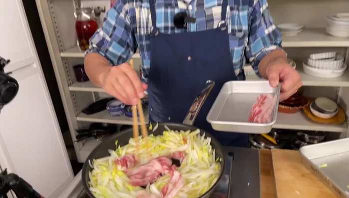 Add the pork belly and cook until it loosens up. Mix it roughly with the vegetables.