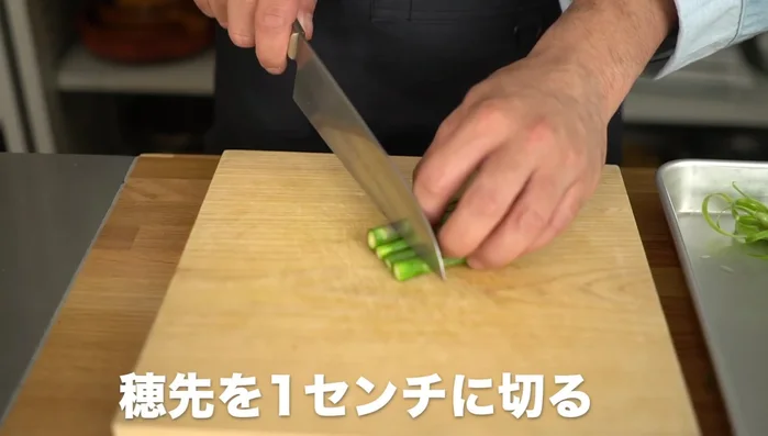 Prepare stir-fry ingredients: Cut the asparagus tips into 1cm pieces. Finely chop the asparagus skin. Cut the cucumber into roughly the same size as the asparagus tips. (187.14)