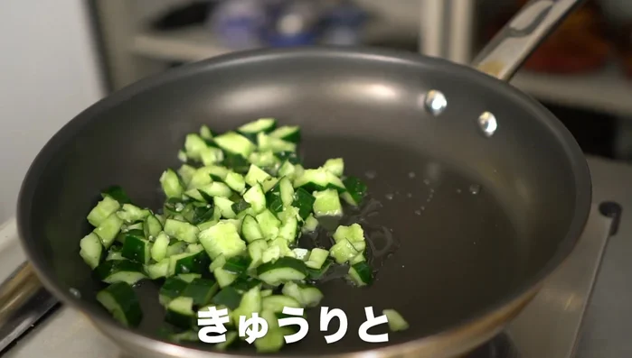 Stir-fry: Heat a little salad oil in a pan. Add the cucumber and chopped asparagus (skin and tips). Stir-fry until slightly charred. Season with salt and black pepper. (321.84)