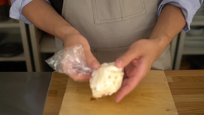 Rub the salt into the radish peels, removing excess moisture. Leave for 10 minutes.