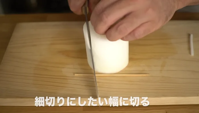 Cut again from one end into 5mm widths, cutting until you touch the bamboo skewer.