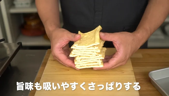 Prepare fried tofu: Cut in half. Boil in water for 5 minutes to remove excess oil. Cool in cold water, then lightly squeeze out excess water.