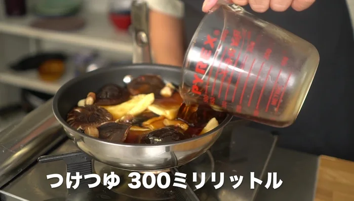 Add seasonings: Add 300cc diluted noodle soup, reserved mushroom soaking liquid, and sugar. Bring to a boil, then reduce heat and simmer for 15 minutes, covered with a paper towel or drop lid.