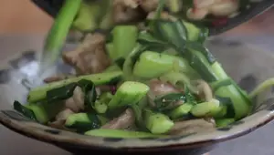 Crispy Cucumber & Chicken Stir-Fry: A Summer Delight
