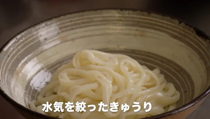 Arrange Inaniwa udon on a plate, top with cucumber, thinly sliced beef, kimchi, and the prepared broth.