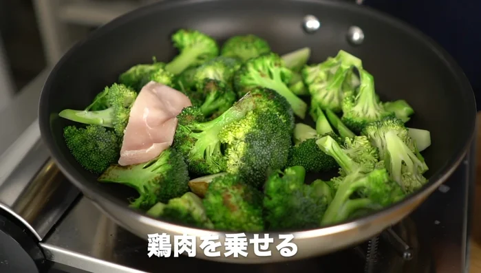 Place chicken on top of the cooked broccoli in the pan. Add 100cc of water.