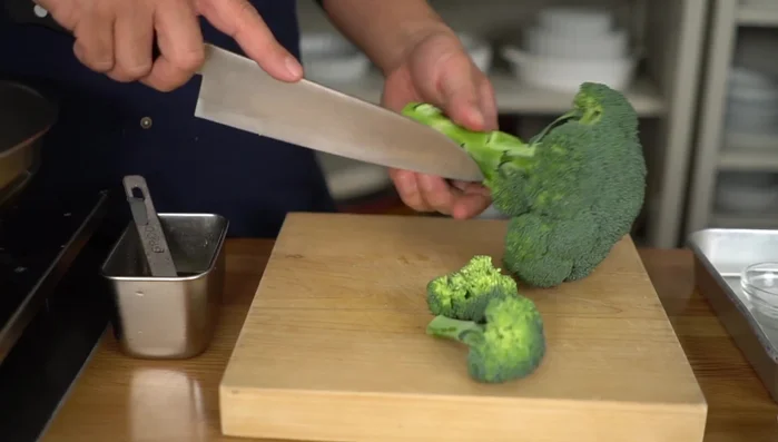Cut broccoli into small, bite-sized pieces. Stab the branch with a knife and cut it in half without it falling apart. Cut only the branch in half by tilting the knife. Cut the stem in half and the bottom half. Peel the skin off thickly and cut it into egg slices. Leave the top part with the skin still on and cut it into egg slices.
