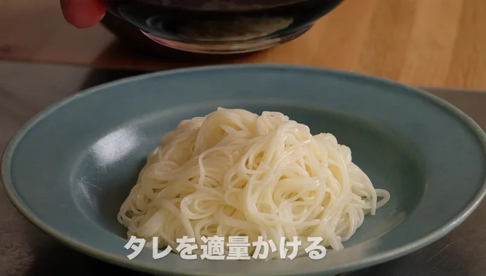 Assemble the dish: Place the noodles in a bowl. Add the sauce, then arrange the toppings on top. Add mustard and sesame seeds.