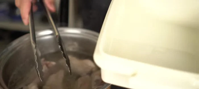 Remove the cooked spare ribs and place them in a heat-resistant container.