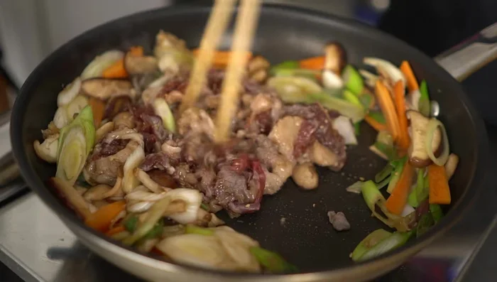 Stir-fry, loosening the meat and ensuring it mixes well with the sauce and vegetables. (223.84)