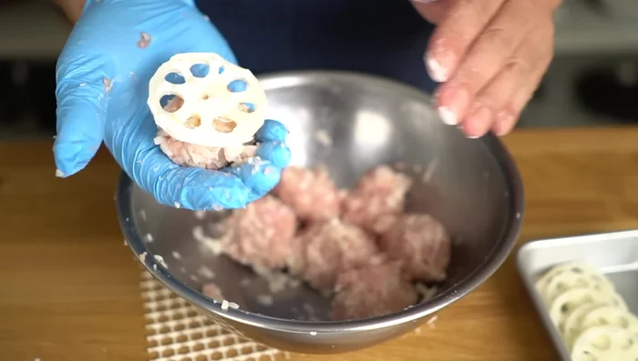 Place a meatball on top of each lotus root slice. Press down firmly to adhere the meat to the lotus root, ensuring the meat fills the holes in the lotus root.