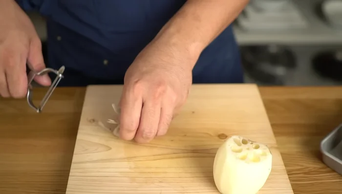 Peel the lotus root using a peeler. Finely chop a portion for mixing into the meat. Slice the remaining lotus root thinly (about 5mm wide). Set aside 8 nicely shaped slices for topping.