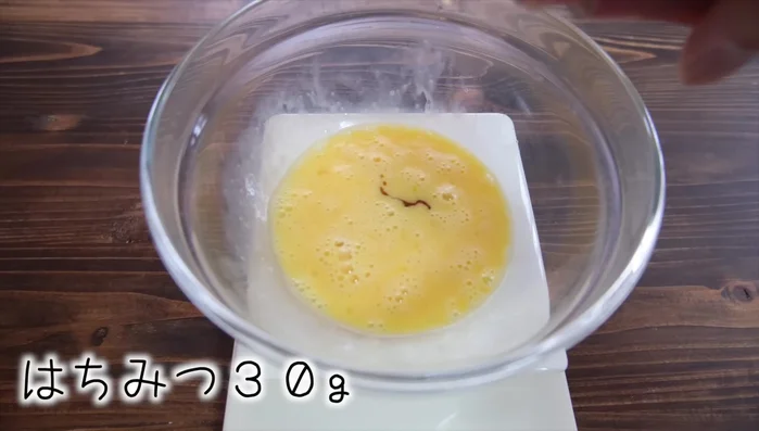 Add honey (or sugar) and kinako to the beaten eggs. Mix well.