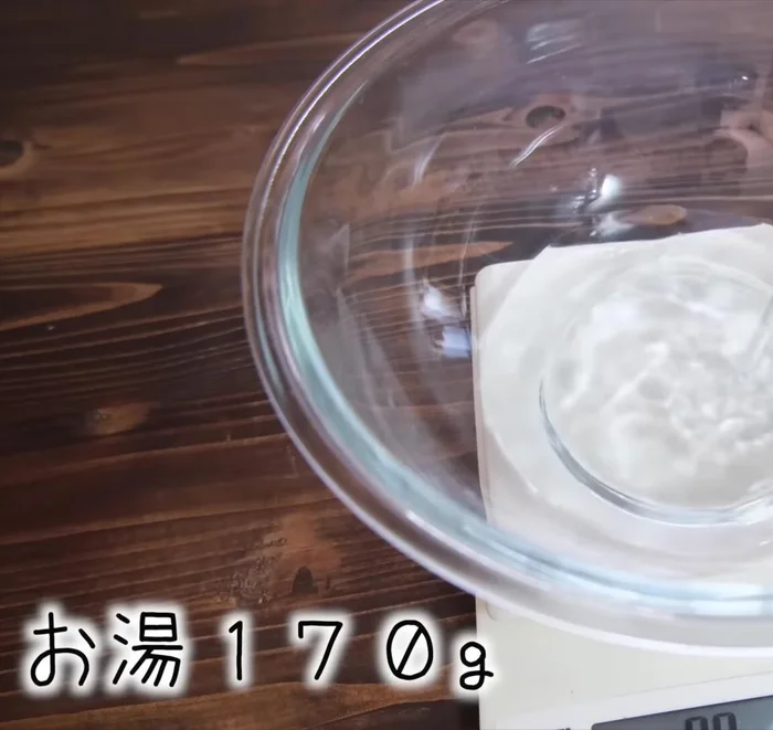 Mix hot water (170g), dry yeast (4g), and sugar (10g) in a bowl. Let it sit.