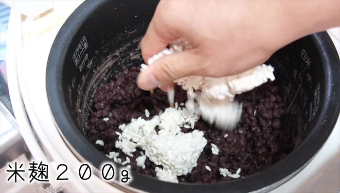 Add 200g of rice to the cooked beans and mix well.
