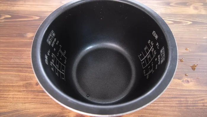 Place aki beans in the rice cooker. Add 1kg of lukewarm water.