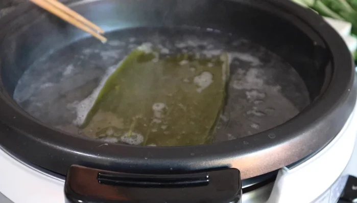 Heat water with kombu until it boils, then remove kombu. Reduce heat to medium-low, add sake.