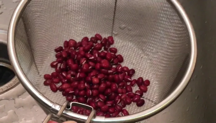 Cook the adzuki beans separately. Wash adzuki beans, then boil in a pot until about 80% cooked (15 minutes). Drain the beans, reserving the cooking liquid.