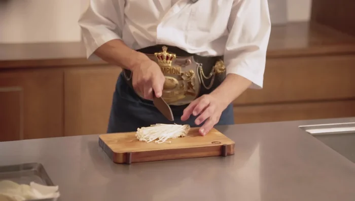 Prepare the ano mushrooms by cutting off the root and slicing into pieces.