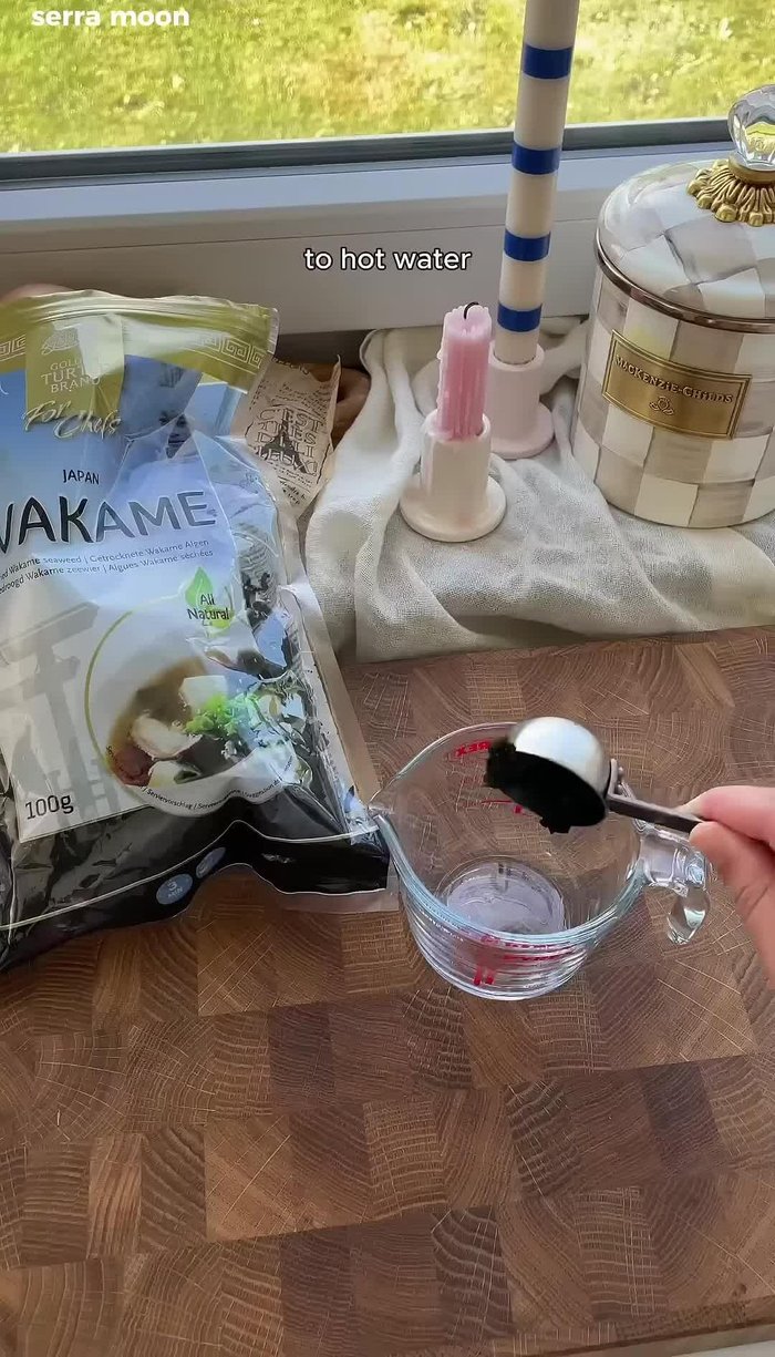 Soak dried wakame in hot water for 3 minutes.