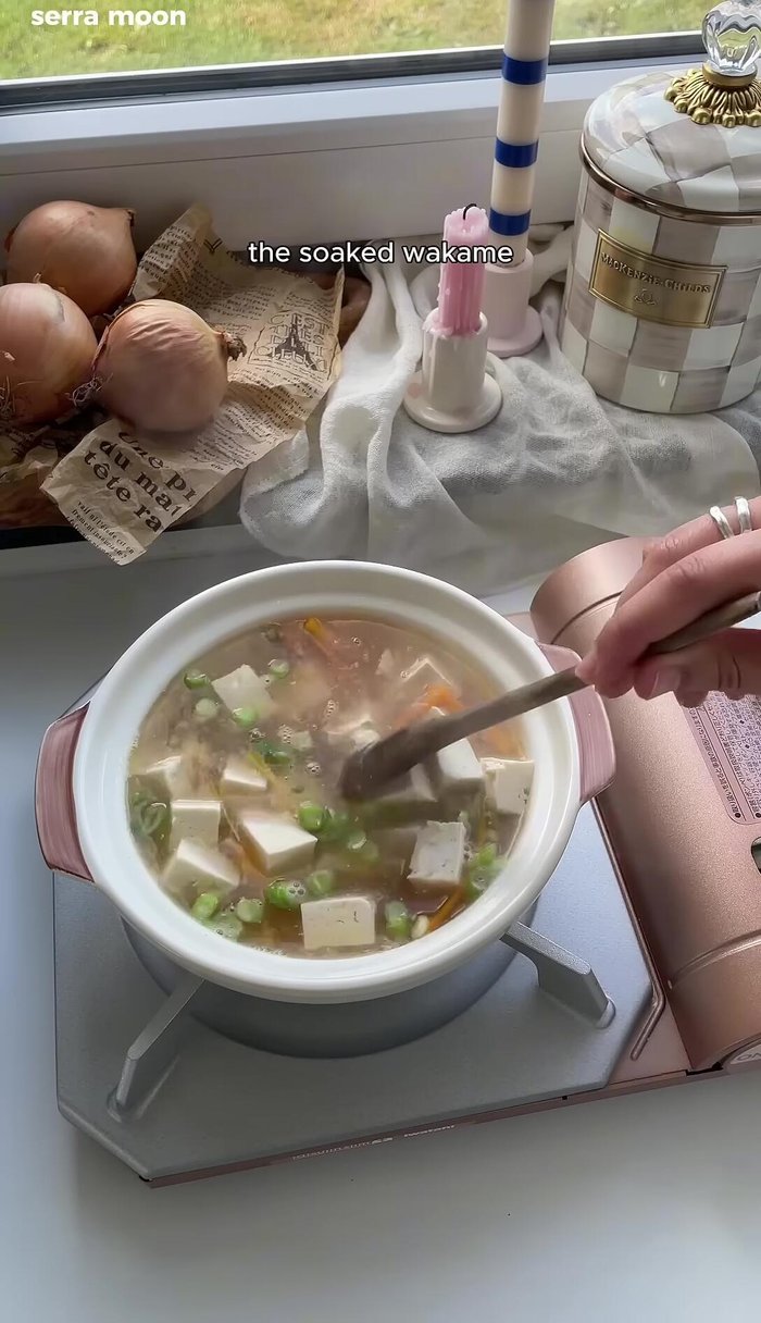 Add soaked wakame and inonoi mushrooms.