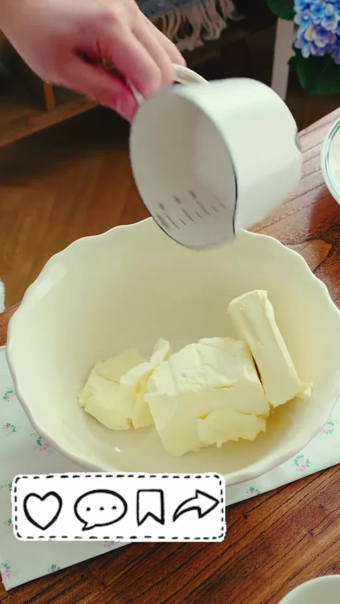 Melt cream cheese and warm milk to 55°C. Add soft gelatin and stir.
