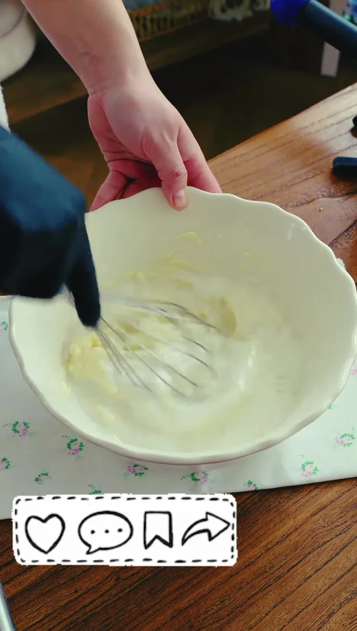 Prepare a biscuit tray with Leo crumbs as a base.
