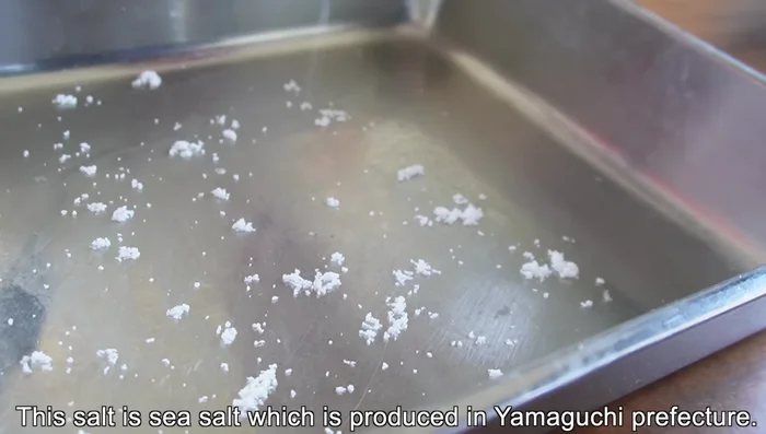 Sprinkle salt on a tray, place the fish fillets on top, and sprinkle more salt evenly. Leave for 15 minutes to draw out moisture.