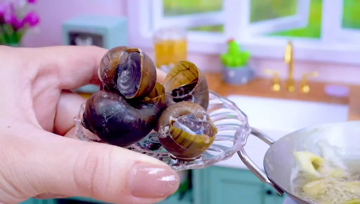 Remove snails from shells, chop, and mix with minced pork, salt, pepper, and oyster sauce.
