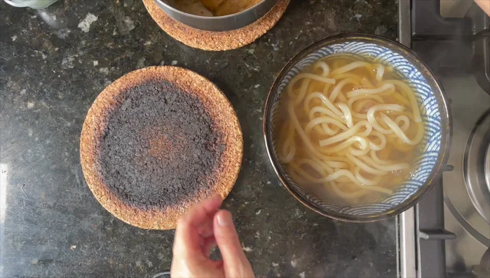 In a bowl, place the cooked udon noodles, agisan, and shallots.