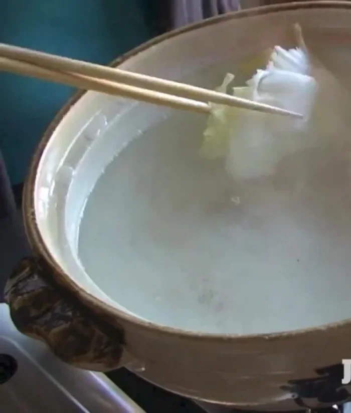 Cook the vegetables: Add some vegetables to the pot and cook.