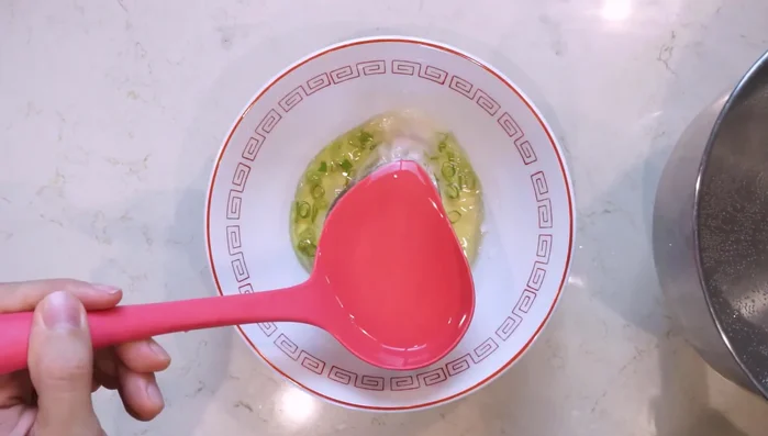 Add 400ml of boiling water to the bowl.