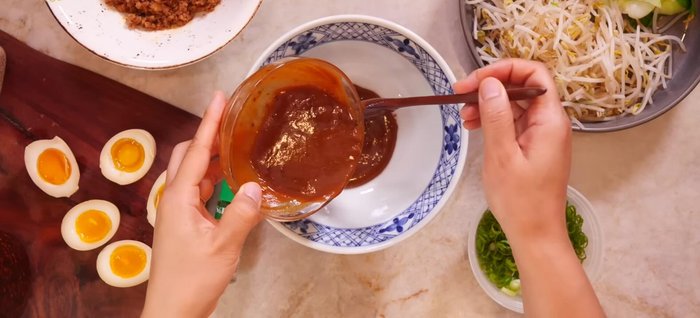 Combine half of the tare and half of the broth in a serving bowl.