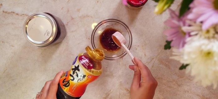 Make the tare (flavor base): In a small mixing bowl, combine tsuyu, tahini, and chili oil. Set aside.