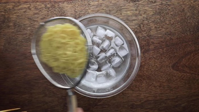 Serve the cooked noodles cold on a plate, separately from the hot broth.